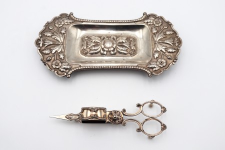 Bandeja e tesoura de morrões em prata com adornos em alto relevo